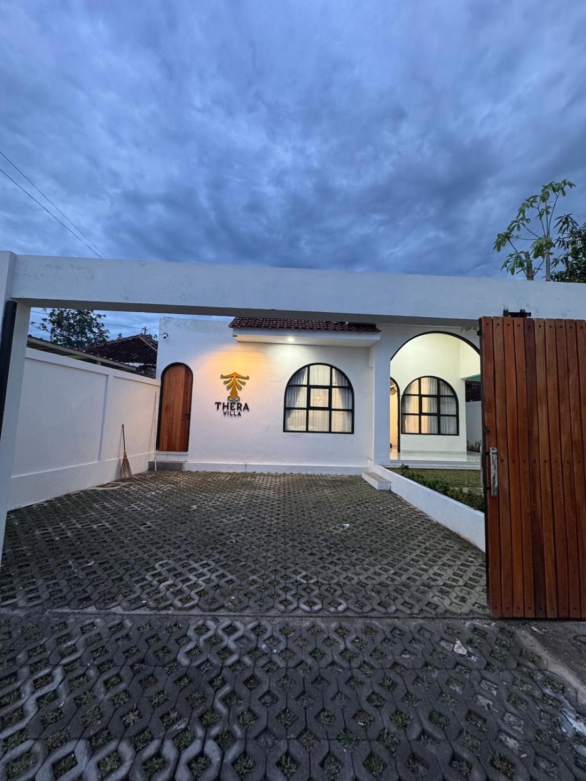 Thera 2 Bedroom Private Pool Near Malioboro Villa *